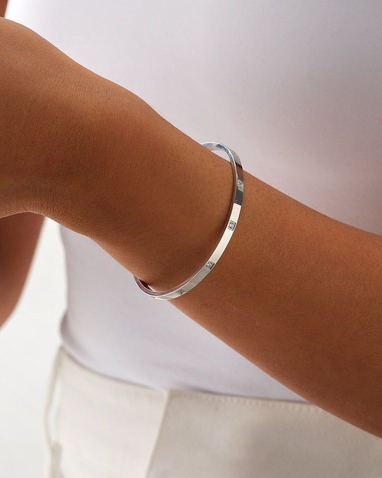 A Bangle Bracelet in rodium-plated stainless steel from Waldor & Co. The model is Brilliant Bangle Polished.