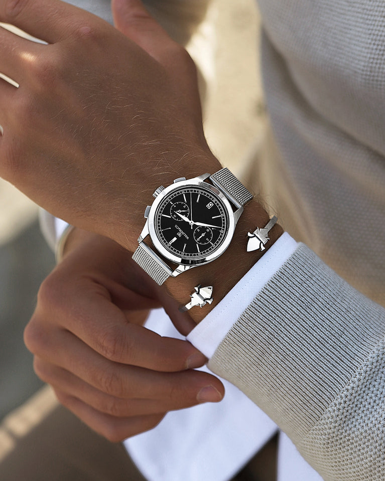 A round mens watch in rhodium-plated silver from Waldor & Co. with black sunray dial and a second hand. Seiko movement. The model is Chrono 39 Sardinia 39mm.
