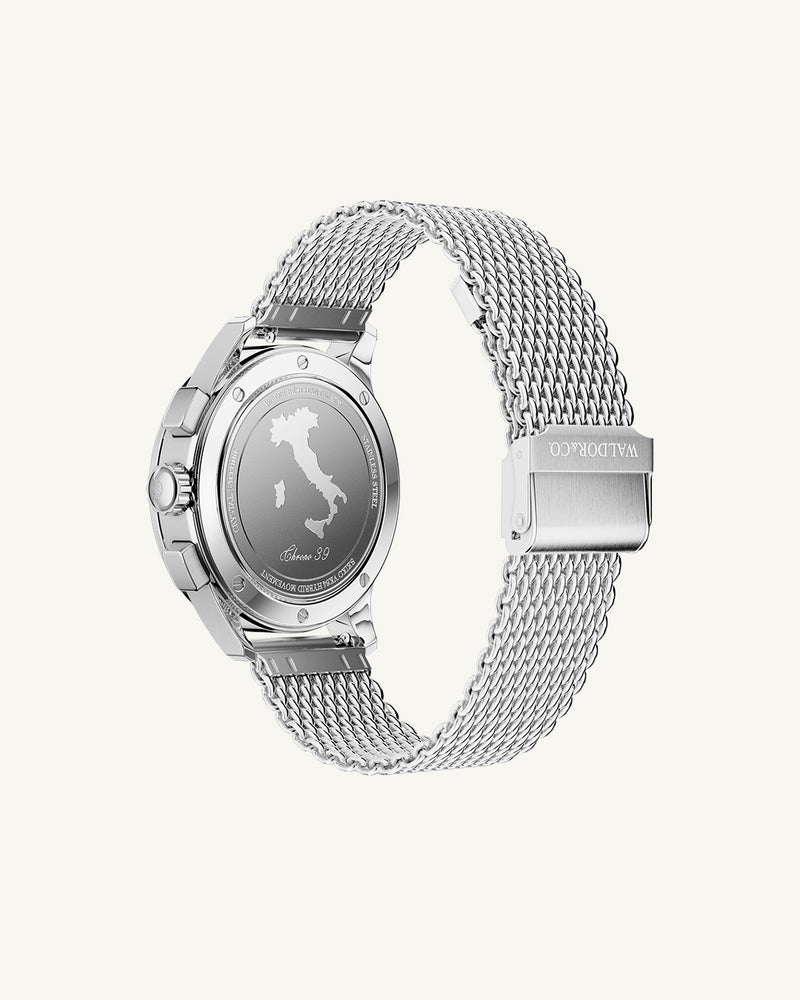 A round mens watch in rhodium-plated silver from Waldor & Co. with blue sunray dial and a second hand. Seiko movement. The model is Chrono 39 Sardinia 39mm.