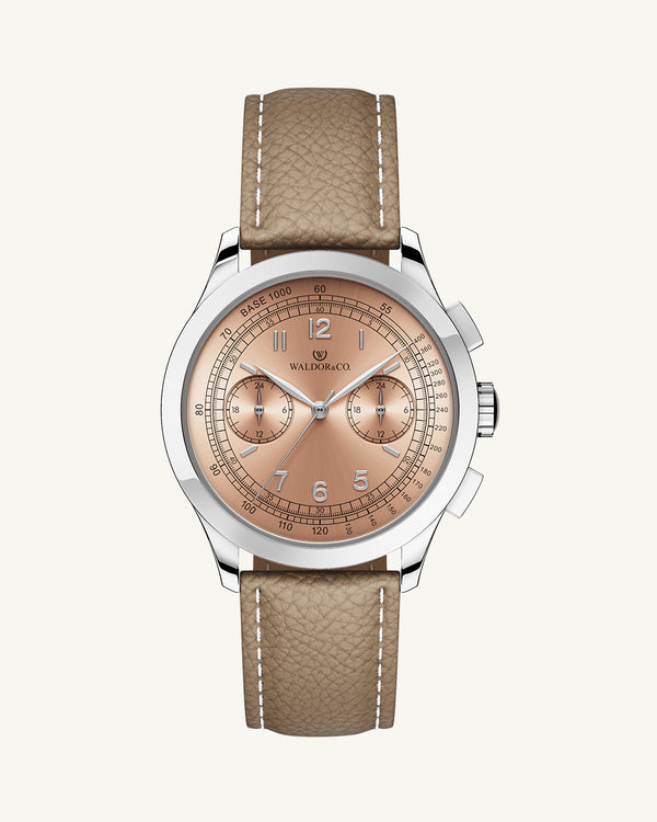 A round mens watch in Rhodium-plated 316L stainless steel with from Waldor & Co. with Salmon sunray dial in brass sunray and a second hand. Seiko movement. Genuine leather strap. The model is Chrono 39 Porto Cervo Ltd. Edition.
