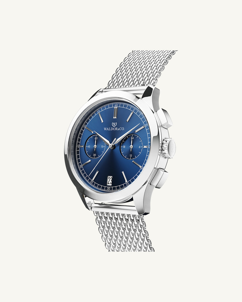 A round mens watch in rhodium-plated silver from Waldor & Co. with blue sunray dial and a second hand. Seiko movement. The model is Chrono 44 Sardinia 44mm.