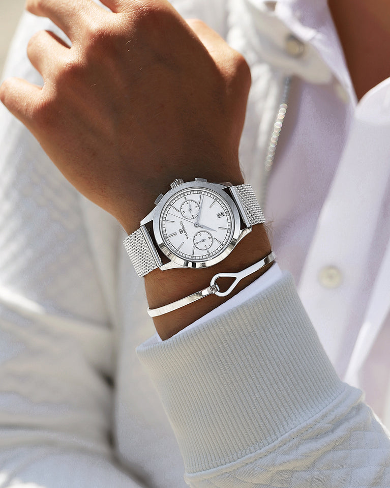 A round mens watch in rhodium-plated silver from Waldor & Co. with white sunray dial and a second hand. Seiko movement. The model is Chrono 44 Sardinia 44mm