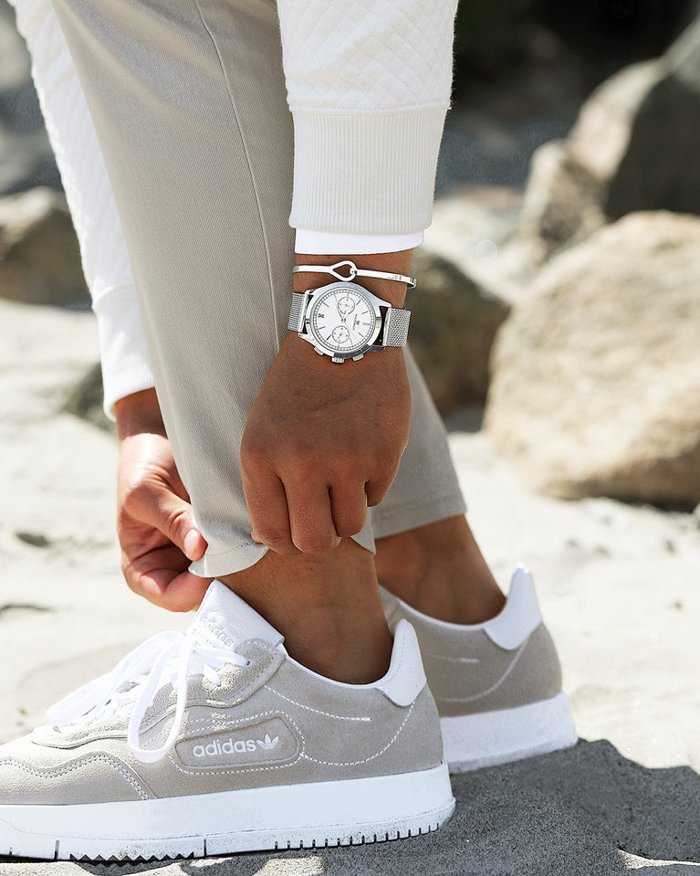 A round mens watch in rhodium-plated silver from Waldor & Co. with white sunray dial and a second hand. Seiko movement. The model is Chrono 44 Sardinia 44mm