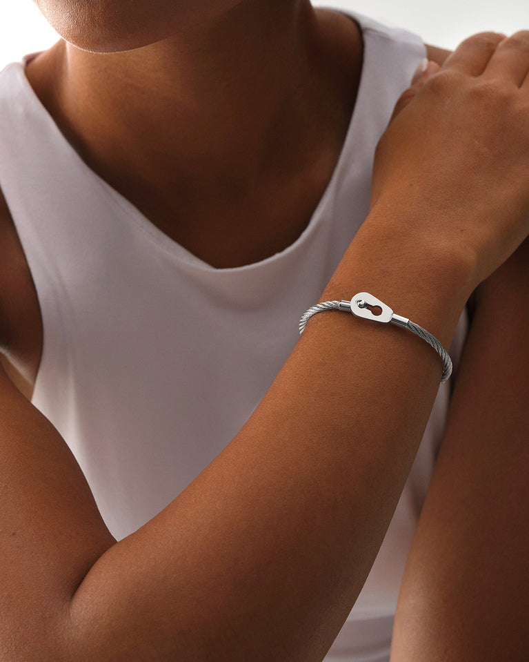 A Bangle in polished silver 316L stainless steel from Waldor & Co. One size. The model is Como Cable Polished.
