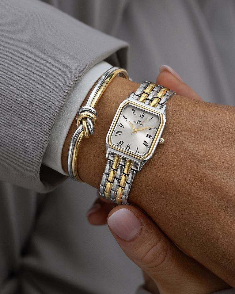 En fyrkantig damklocka i 22k guldpläterat 316L rostfritt stål från WALDOR & CO. med vit Diamond Cut Sapphire Crystal glass urtavla. Seiko urverk. Modellen är Eternal 22 Bellagio.