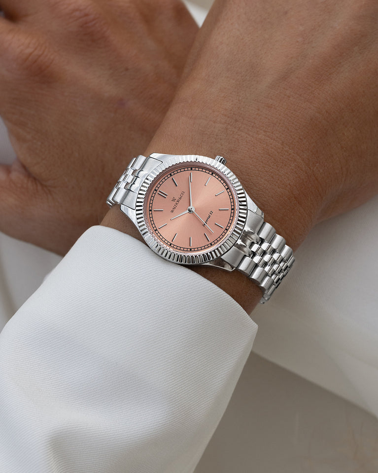 A round womens watch in silver from Waldor & Co. with salmon sunray dial and a second hand. Seiko movement. The model is Imperial 32 Positano 32mm.