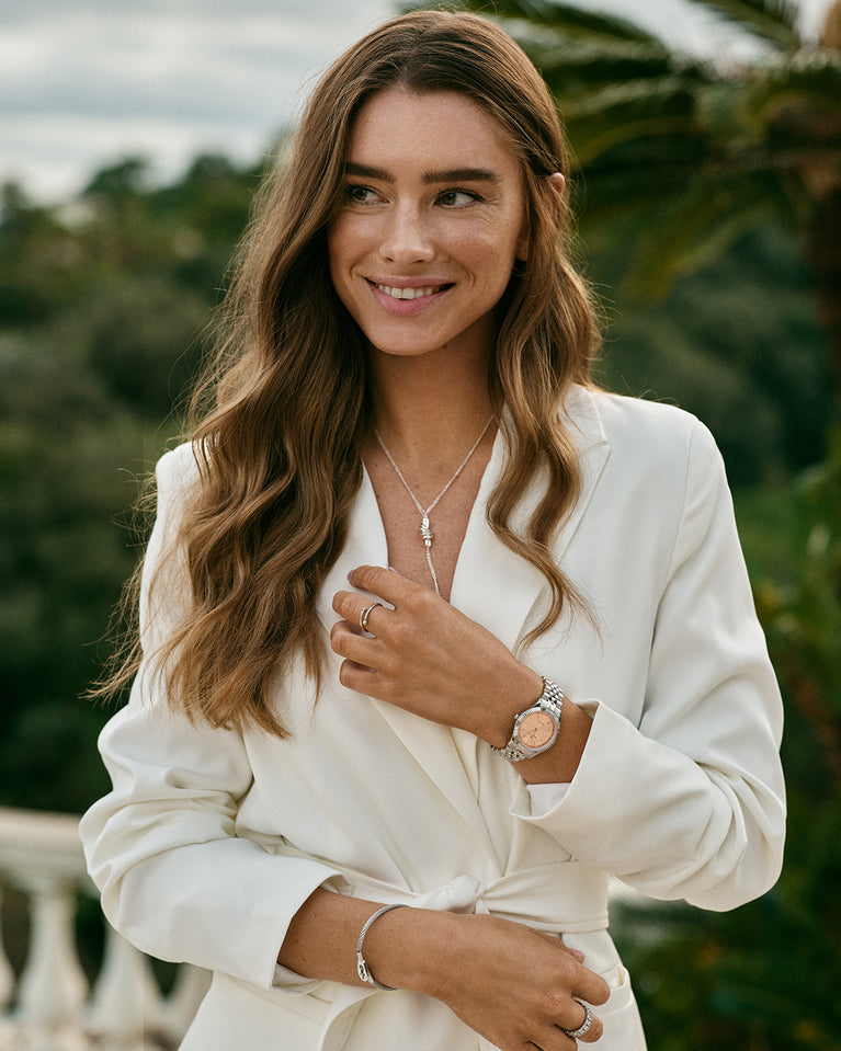 A round womens watch in silver from Waldor & Co. with salmon sunray dial and a second hand. Seiko movement. The model is Imperial 32 Positano 32mm.