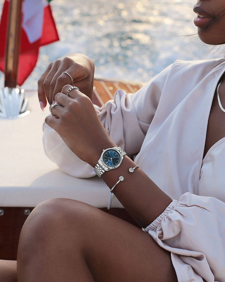 A round womens watch in silver from Waldor & Co. with blue sunray dial and a second hand. Seiko movement. The model is Imperial 32 Positano 32mm.