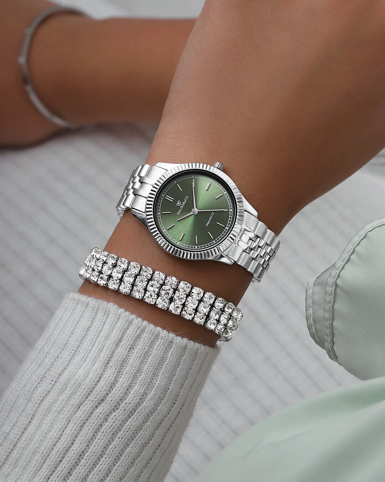 En rund damklocka i silver från WALDOR & CO. med grön sunray urtavla och en sekundvisare. Seiko urverk. Modellen är Imperial 32 Positano 32mm.