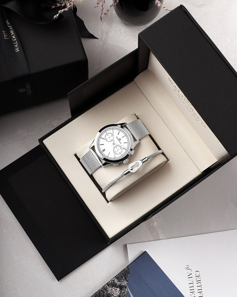 A round mens watch in rhodium-plated silver from Waldor & Co. with white sunray dial and a second hand. Seiko movement. The model is Chrono 44 Sardinia 44mm