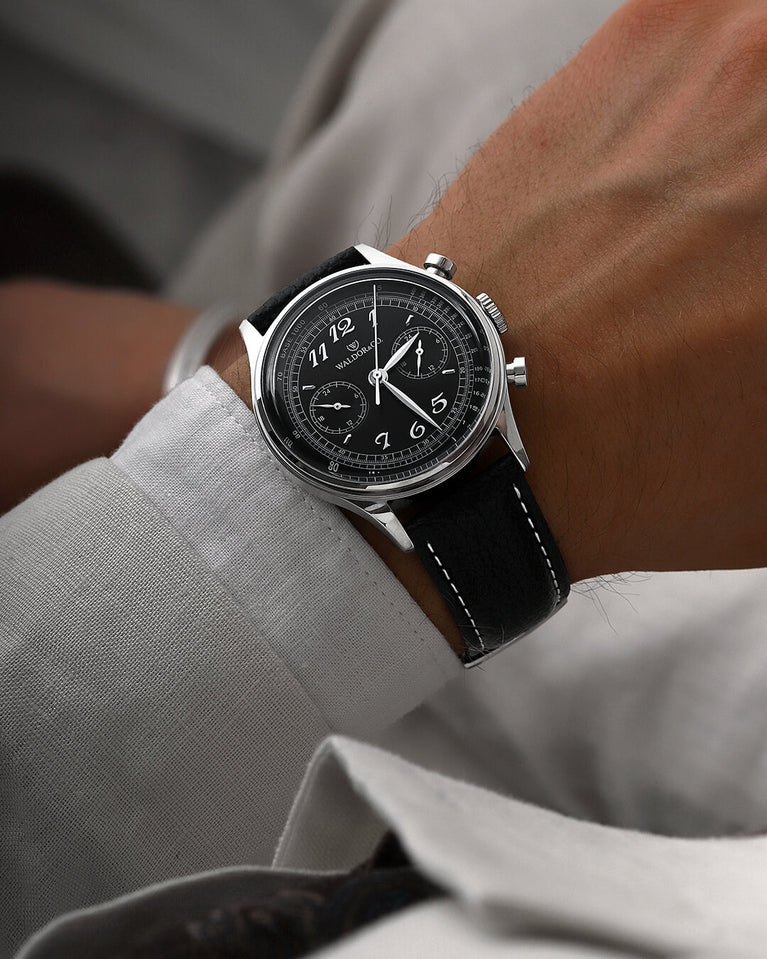  A round mens watch in Rhodium-plated 316L stainless from Waldor & Co. with black sunray dial. Curved mineral glass with 5 layers anti-reflective coating. Seiko VD32 movement. Genuine leather strap. The model is Avant 39 Eze.