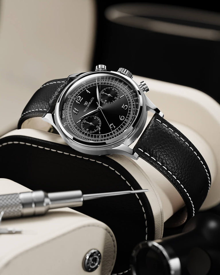  A round mens watch in Rhodium-plated 316L stainless from Waldor & Co. with black sunray dial. Curved mineral glass with 5 layers anti-reflective coating. Seiko VD32 movement. Genuine leather strap. The model is Avant 39 Eze.