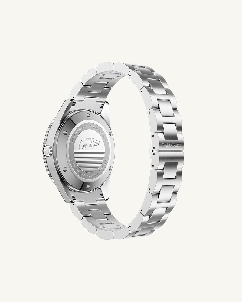 A round mens watch in Rhodium-plated 316L stainless steel from Waldor & Co. with Black dial in brass with a rotating bezel. Applied indices, luminous hands. Ronda 715. The model is Novel 40 Cap d’Ail 40mm.
