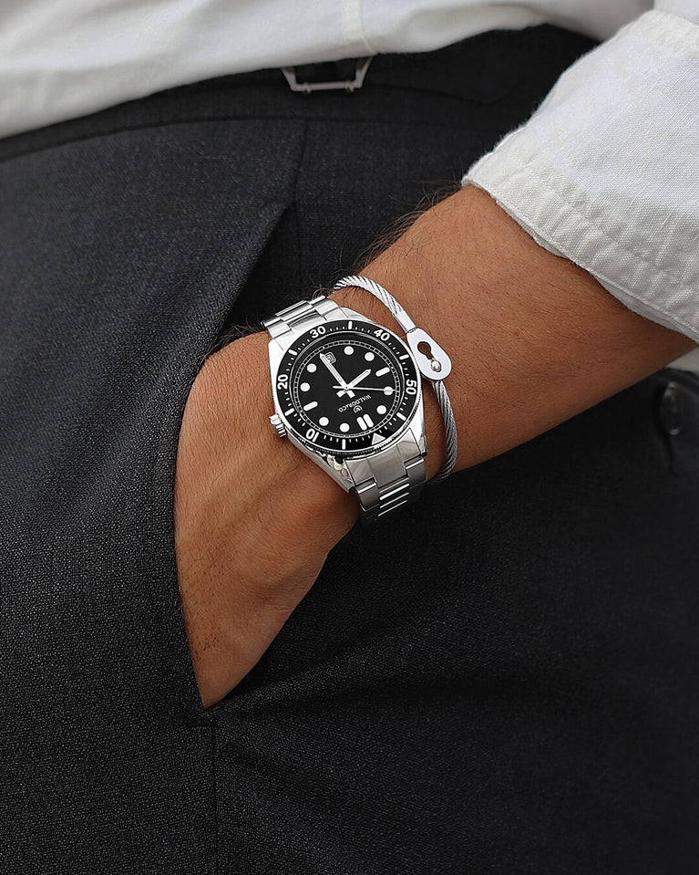  luminous hands. Ronda 715. The model is Novel 40 Cap d’Ail 40mm.