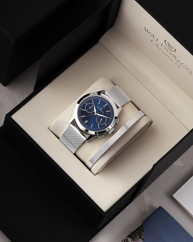  A round mens watch in rhodium-plated silver from Waldor & Co. with blue sunray dial and a second hand. Seiko movement. The model is Chrono 44 Sardinia 44mm.